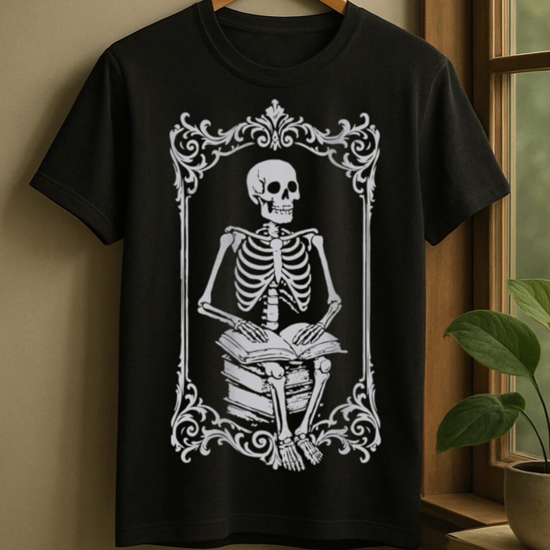 Black / S Reading tarot card t-shirt