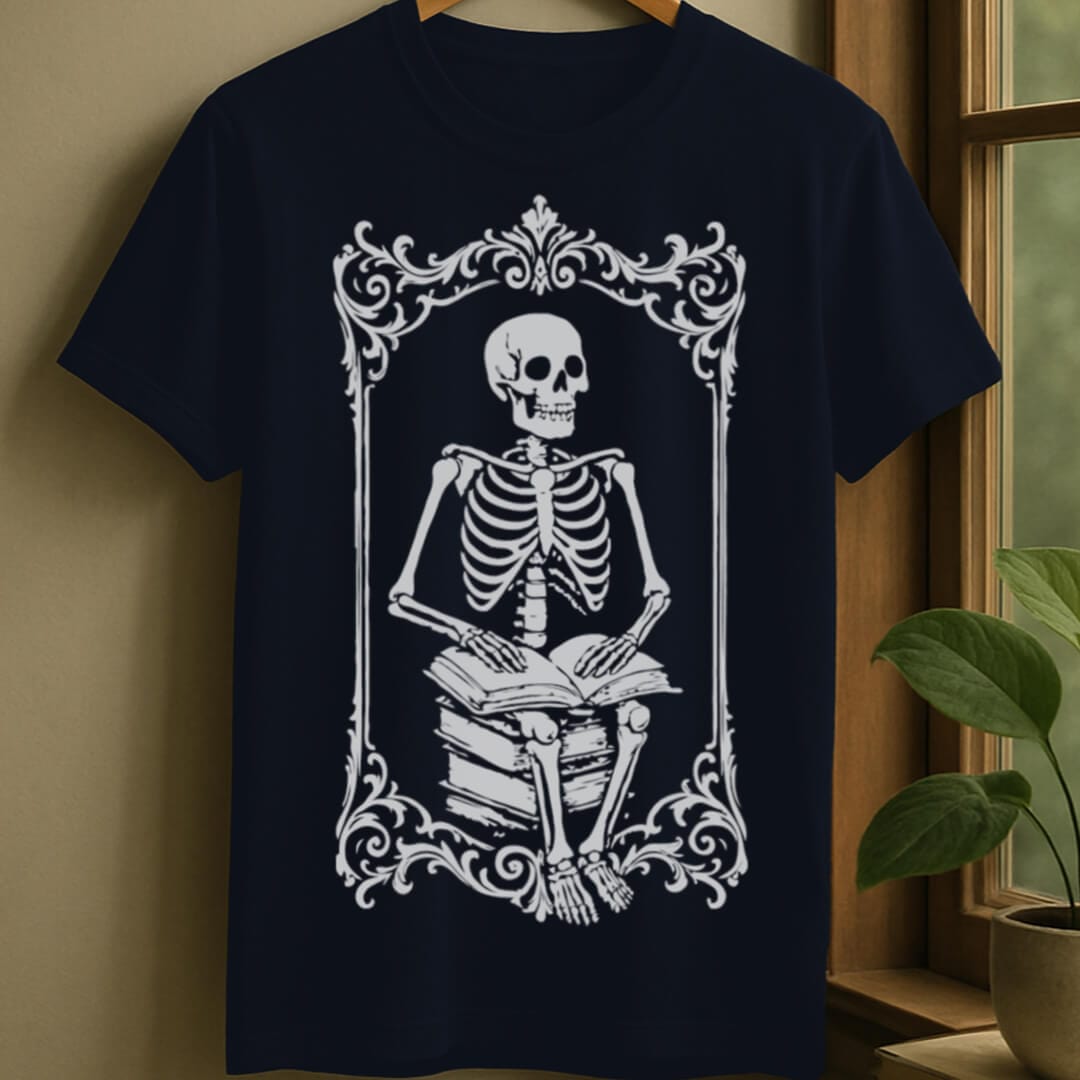 Navy / S Reading tarot card t-shirt