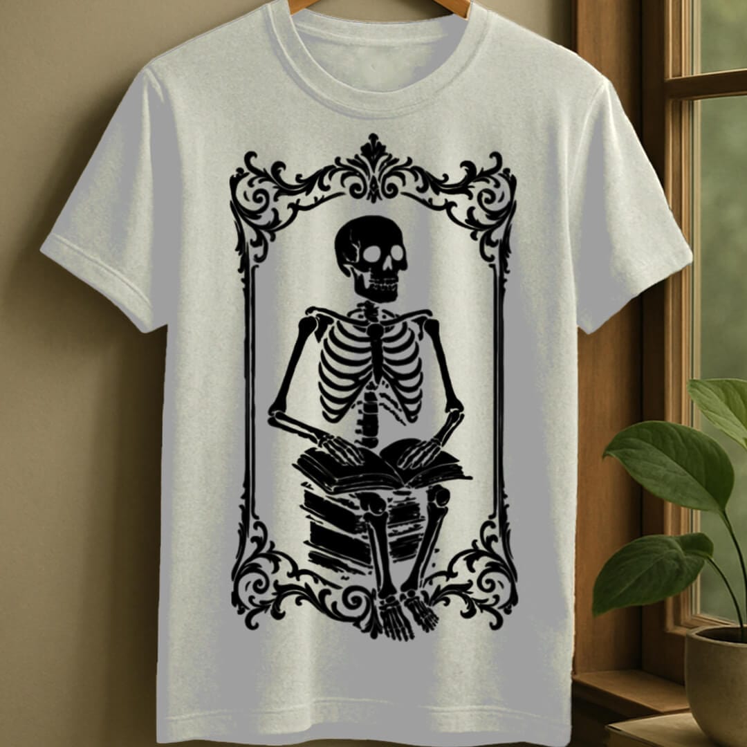 White / S Reading tarot card t-shirt