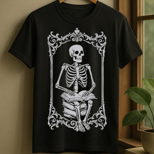 Black / S Reading tarot card t-shirt
